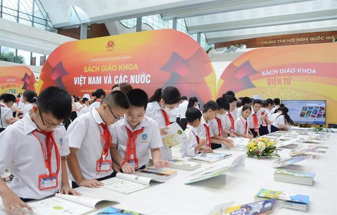 Học sinh tại Hà Nội tới tham quan triển lãm sách giáo khoa