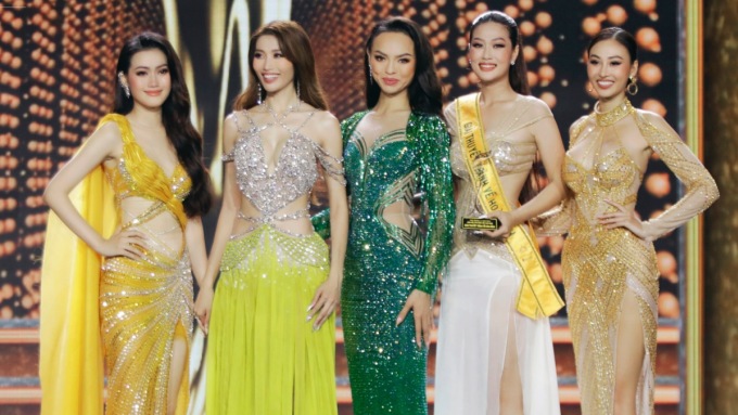 Từ trái qua, Top 5 Miss Grand Vietnam 2022: Trần Nguyên Minh Thư, Chế Nguyễn Quỳnh Châu, Ngô Thị Quỳnh Mai, Đoàn Thiên Ân và Tuyết Như