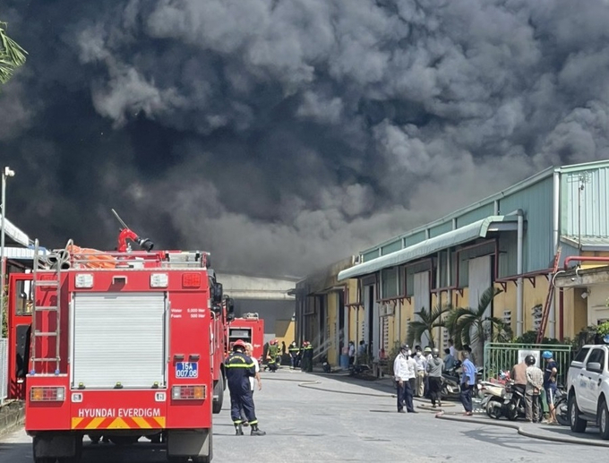 Lực lượng Phòng cháy chữa cháy và cứu nạn cứu hộ huyện An Dương đã có mặt tại hiện trường. Ảnh: LĐO