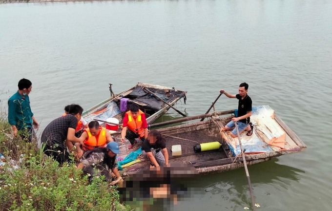 14h50 ngày 8.10, thi thể nạn nhân đã được lực lượng cứu hộ và người dân địa phương tìm thấy. Ảnh: LĐO