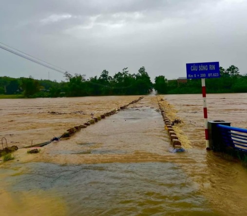Cầu sông Rin tại thị trấn Di Lăng (Sơn Hà) trên QL24 nối hai huyện Sơn Hà - Sơn Tây bị ngập, khiến 2 địa phương này bị chia cắt. Ảnh: LĐO