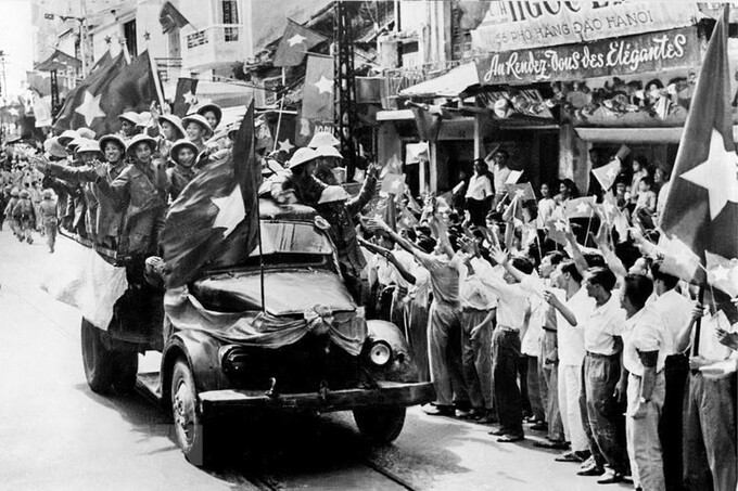 Sáng 10/10/1954, các cánh quân của Đại đoàn Quân Tiên Phong từ các cửa ô tiến vào tiếp quản Thủ đô được giải phóng trong rừng cờ hoa đón chào của 20 vạn người dân Hà Nội. Nguồn: Tư liệu TTXVN