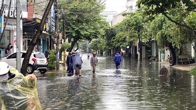 Tuyến đường Lê Lợi (TP Tuy Hòa) ngập nước khiến cho giao thông bị ách tắc. Ảnh: LĐO