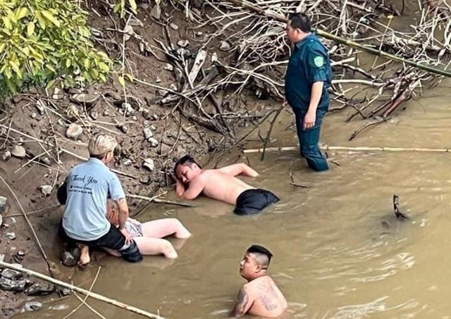 Chủ tịch UBND tỉnh Đắk Nông đã khen thưởng đột xuất 2 thanh niên dũng cảm nhảy xuống dòng nước chảy xiết trên sông Sêrêpốk để cứu người phụ nữ tự tử. Ảnh: NDCC
