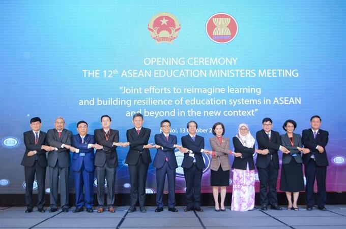 Phó Thủ tướng Chính phủ Vũ Đức Đam và Bộ trưởng, phụ trách giáo dục 10 nước ASEAN chụp ảnh lưu niệm tại lễ khai mạc hội nghị