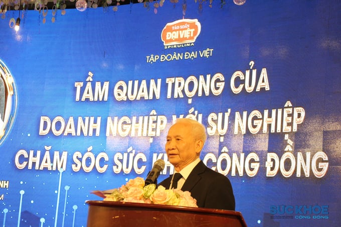 NGND.PGS.TS.BS. Nguyễn Võ Kỳ Anh - Phó Chủ tịch Hội Giáo dục chăm sóc sức khỏe cộng đồng Việt Nam tham luận về 