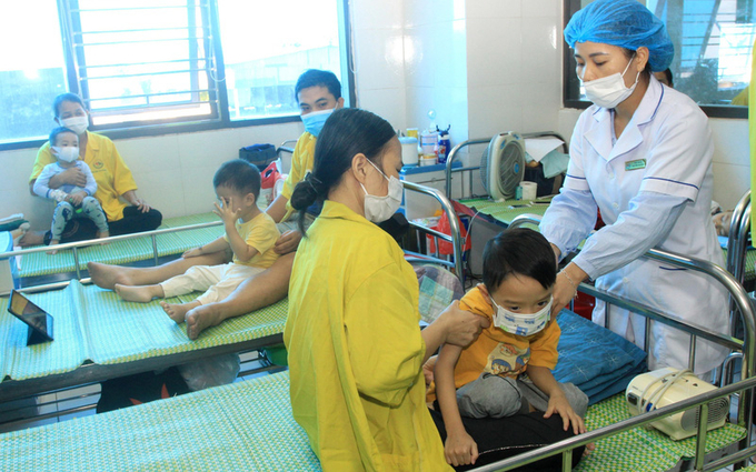 Số lượng trẻ phải nhập viện để điều trị tại Bệnh viện Nhi Thái Bình tăng cao trong những ngày gần đây. Ảnh: TTXVN