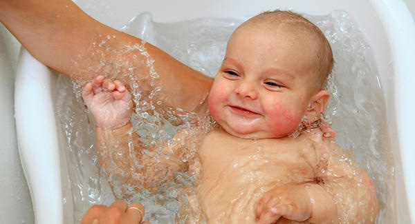 Tắm rửa hàng ngày cho bé giúp bệnh rôm sảy nhanh khỏi. Ảnh: Internet