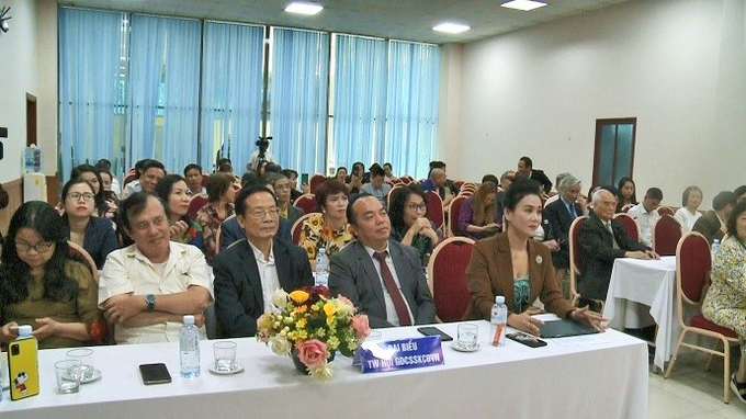 Lãnh đạo Trung ương Hội Giáo dục CSSKCĐ Việt Nam cùng đại diện Viện nghiên cứu và phát triển công nghệ chăm sóc sức khỏe cộng đồng tham dự chương trình