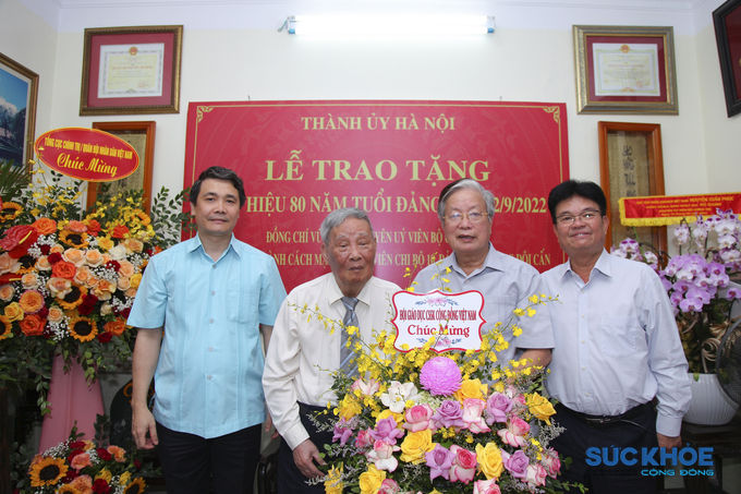 Chủ tịch Trung ương Hội Giáo dục chăm sóc sức khỏe cộng đồng Việt Nam đến tham dự và tặng hoa cho ông Vũ Oanh nhân dịp ông nhận Huy hiệu 80 tuổi Đảng