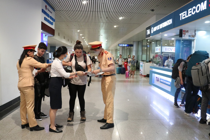 CSGT tuyên truyền cho người nước ngoài khi đến TP. Hồ Chí Minh làm việc, học tập, du lịch có kiến thức cơ bản để chấp hành nghiêm các quy định của pháp luật Việt Nam khi tham gia giao thông