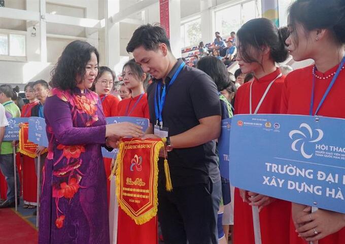 Thứ trưởng Ngô Thị Minh tặng cờ lưu niệm cho các đơn vị tham gia hội thao