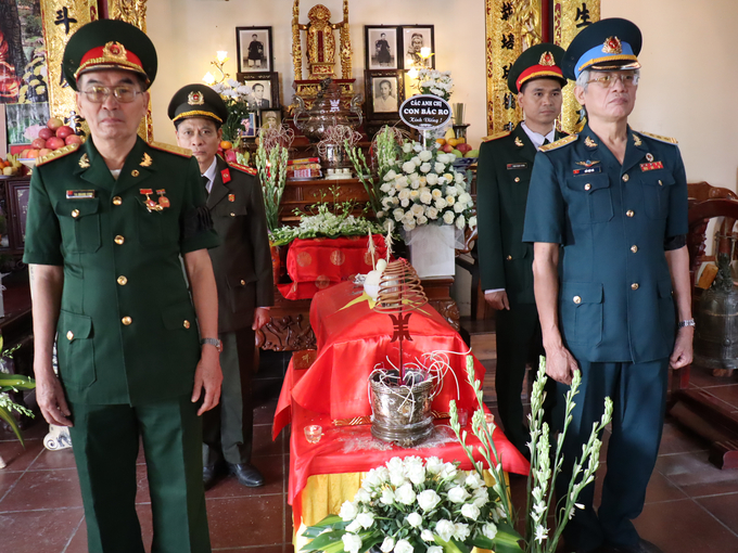 Thành viên Ban tổ chức túc trực bên hài cốt Liệt sỹ Nguyễn Minh Chính (Ảnh: Từ Ngọc Lang)