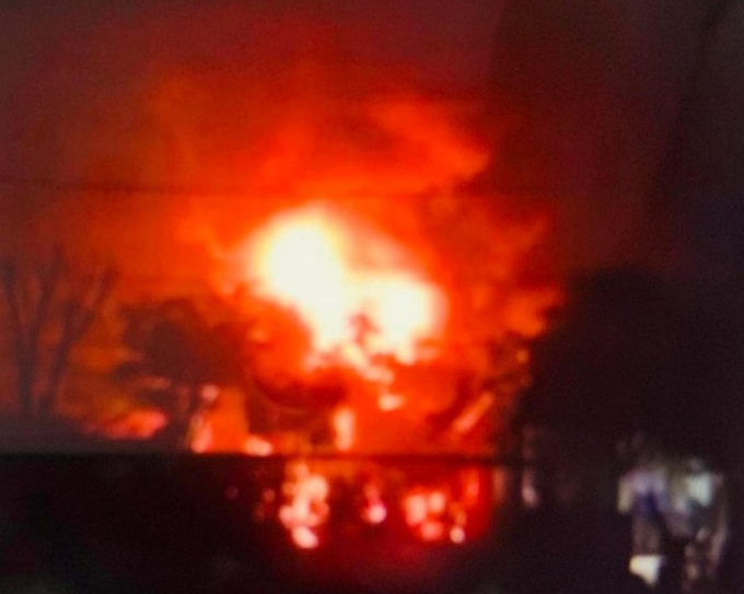 Ngọn lửa bùng phát dữ dội trong đêm, thiêu rụi tài sản lớn nhựa thông của nhà máy Long Tân. Ảnh: TP