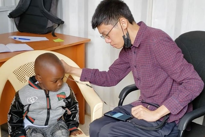 Trưởng nhóm nghiên cứu Justin Chan sử dụng thiết lập để kiểm tra thính giác của trẻ