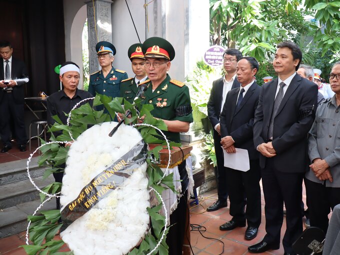 Đại tá Tạ Quang Vinh - Trưởng Ban cùng các thành viên Ban tổ chức Lễ Đón nhận, Truy điệu và An táng hài cốt Liệt sỹ Nguyễn Minh Chính (Ảnh: Từ Ngọc Lang)