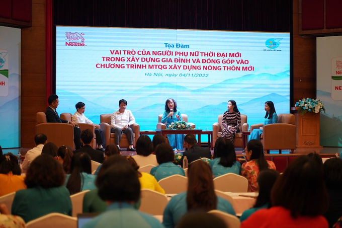 Đại diện Hội LHPN Việt Nam, Nestlé Việt Nam và các khách mời trong phần tọa đàm về phát triển người Phụ nữ thời đại mới, đóng góp cho Mục tiêu Quốc gia xây dựng Nông thôn mới