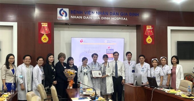 Đại diện Tổ chức AHA trao tặng Chứng nhận đồng cho bệnh viện Nhân dân Gia Định