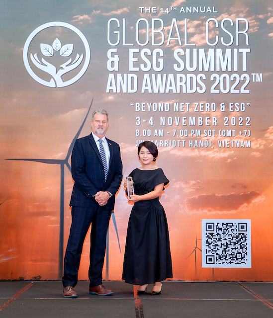 Bà Phạm Thị Bích Liên, Trưởng phòng Vận hành tiếp thị và Phát triển bền vững Home Credit Việt Nam - đại diện nhận giải “CSR & ESG Leadership Award 2022”