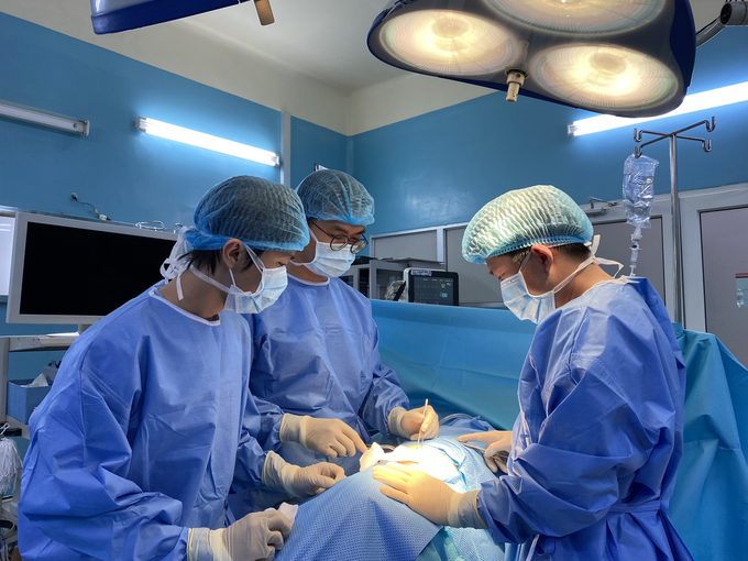 BS Nguyễn Hoàng Luông (giữa) cùng Ekip chuẩn bị phẫu thuật cho một bệnh nhân tại Bệnh viện Bình Dân