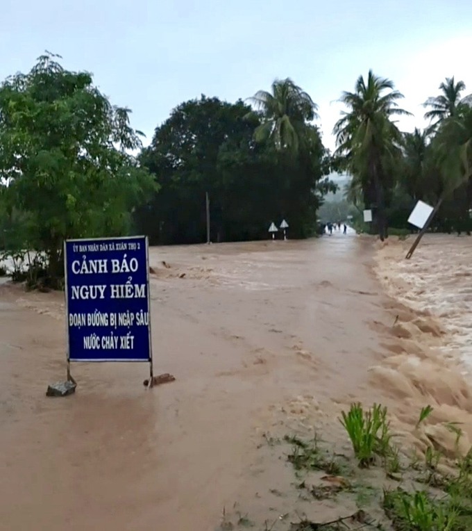 Nhiều vị trí nguy hiểm tại xã Xuân Thỏ 2 (thị xã Sông Cầu) đã được cắm biển cảnh báo. Ảnh: LĐO