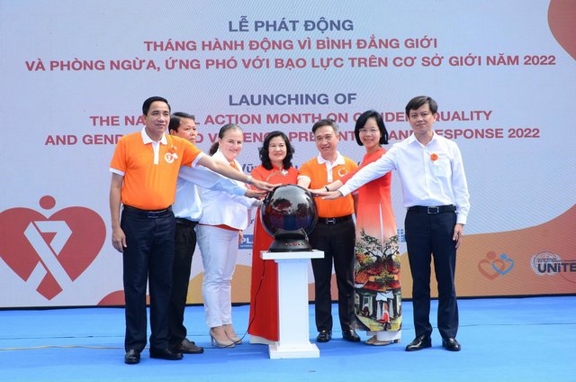 Thứ trưởng Bộ LĐTB&XH Nguyễn Thị Hà (giữa) cùng các đại biểu phát động Tháng hành động vì bình đẳng giới năm 2022. Ảnh: VGP