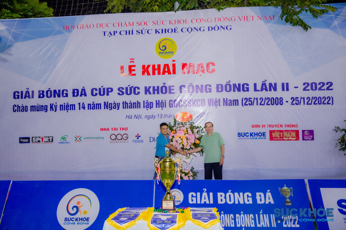 Đại tá Tạ Quang Vinh thay mặt Hội GDCSSKCĐ Việt Nam tặng hoa cho Ban Tổ chức