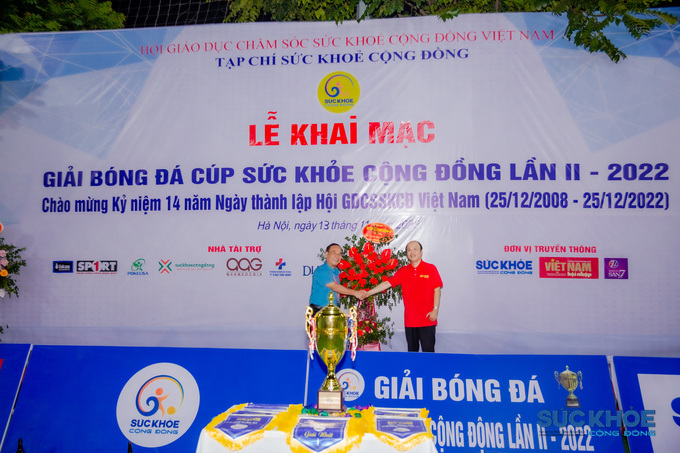 Tạp chí Việt Nam hội nhập tặng hoa cho Ban Tổ chức