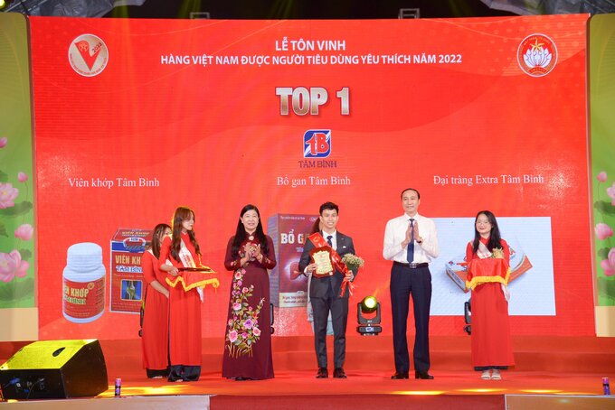 Thạc sĩ Nguyễn Minh Hoàng - Trưởng phòng Truyền thông và Marketing đại diện Dược phẩm Tâm Bình nhận giải