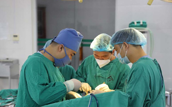 Tiến hành phẫu thuật cắt khối u cho bệnh nhân. Ảnh: VTV