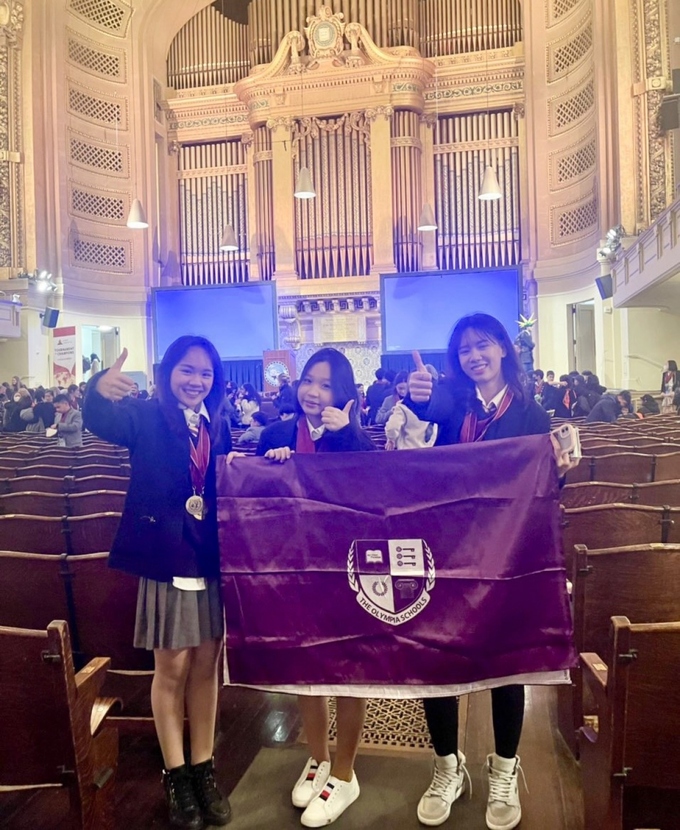 Đặng Khánh Linh, Cao Ngọc Bảo Anh và Chu Vân Yến tại vòng thi toàn thế giới, tổ chức tại  Đại học Yale (Hoa Kỳ). Ảnh: VOV