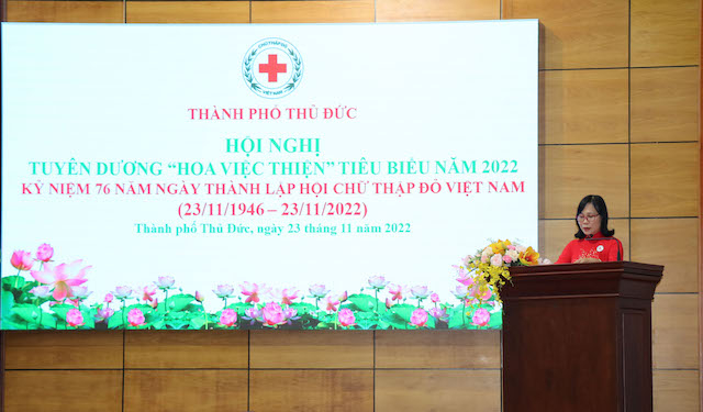 Bà Đặng Trần Nguyên Thảo, Chủ tịch Hội CTĐ TP. Thủ Đức, TP. Hồ CHí Minh phát biểu tại buổi lễ