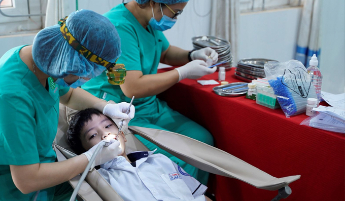 Khám, điều trị răng cho học sinh Trường tiểu học Thanh Toàn. Ảnh: TTH