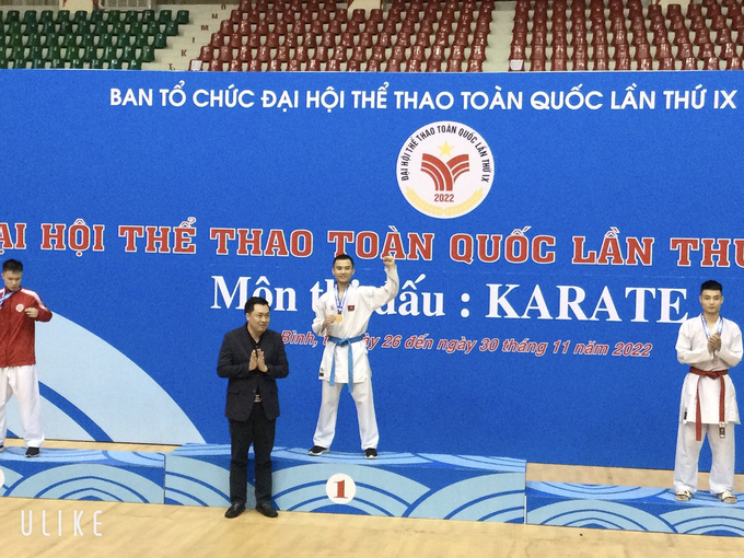 Ông Cao Văn Chóng, Phó Giám đốc Sở VHTTDL tỉnh Bình Dương đại diện Ban Tổ chức trao giải cho các vận động viên
