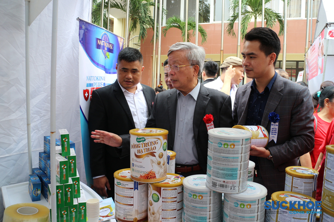 Chủ tịch Hội GDCSSKCĐ Việt Nam Nguyễn Hồng Quân cùng các đại biểu tham quan gian hàng của Công ty cổ phần tập đoàn Y tế HBL