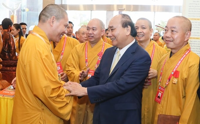 Chủ tịch nước Nguyễn Xuân Phúc thăm hỏi các đại biểu tham dự Đại hội Phật giáo toàn quốc lần thứ IX. Ảnh: QĐND