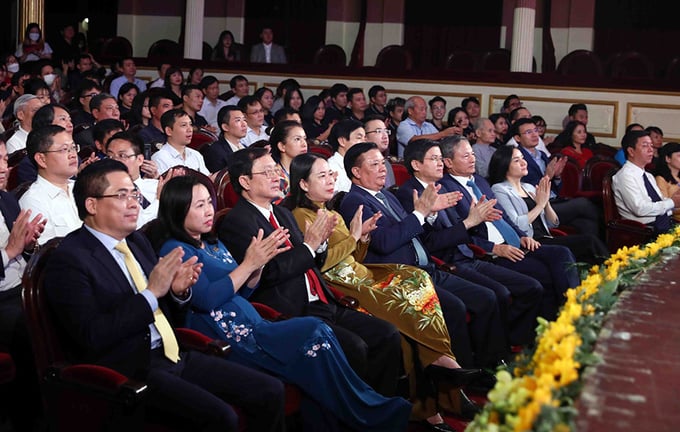 Bí thư Thành ủy Hà Nội Đinh Tiến Dũng, Phó Chủ tịch nước Võ Thị Ánh Xuân và các đại biểu dự buổi lễ. Ảnh: HNM