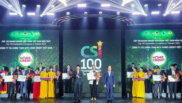 Bà Anastasia Fokina, Giám đốc Hỗ trợ Kinh doanh và Chuyển đổi số Home Credit Việt Nam đại diện công ty nhận giải Top 100 doanh nghiệp bền vững