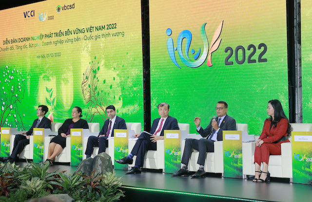 Ông Binu Jacob, Tổng giám đốc của Nestlé Việt Nam (thứ hai, bên phải) chia sẻ tại Diễn đàn Doanh nghiệp Phát triển Bền vững Việt Nam 2022 vào ngày 1/12
