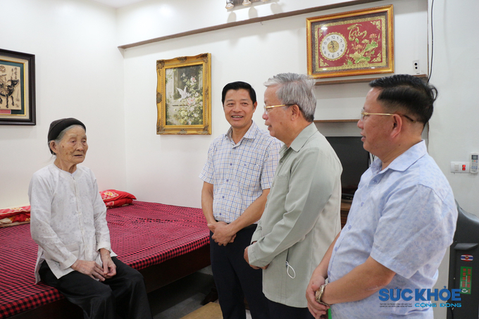 Ông Nguyễn Hồng Quân - Chủ tịch Hội Giáo dục chăm sóc sức khoẻ cộng đồng thăm hỏi cụ Khàn