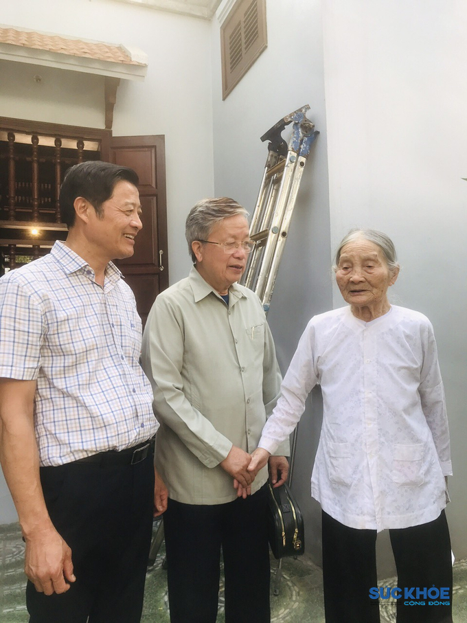 Ông Nguyễn Hồng Quân - Chủ tịch Hội Giáo dục chăm sóc sức khoẻ cộng đồng bắt tay gửi lời chào đến cụ 