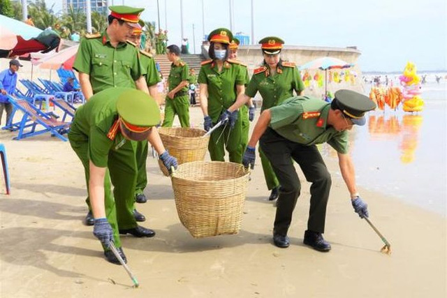 Lãnh đạo các đơn vị, các đại biểu, người dân tham gia buổi lễ cùng nhau đi thu gom rác thải góp phần làm sạch môi trường biển tại khu vực Bãi Sau, TP Vũng Tàu. Ảnh: báo CAND