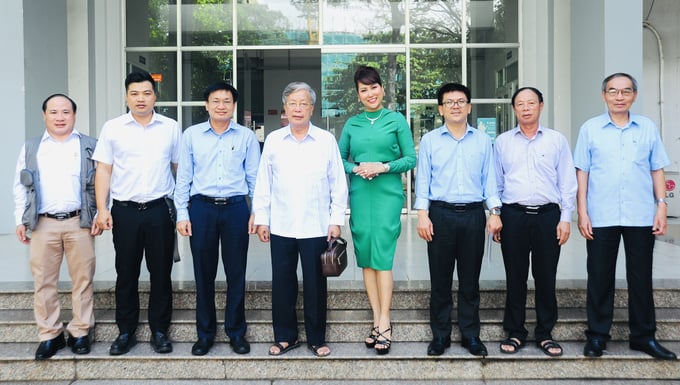Trung ương Hội GDCSSKCĐ Việt Nam chụp ảnh lưu niệm cùng Ban Giám hiệu nhà trường