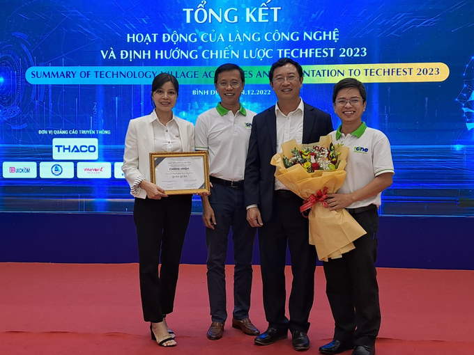 Ông Phạm Hồng Quất - Cục trưởng Cục Phát triển thị trường và Doanh nghiệp Khoa học và công nghệ (Bộ Khoa học và Công nghệ) trao giải thưởng cho đội quán quân