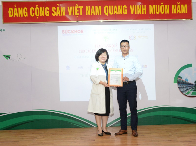 BS.CKII Lê Thị Minh Hồng trao thư cảm ơn Văn phòng đại diện Tạp chí Sức Khỏe Cộng Đồng tại TP. HCM