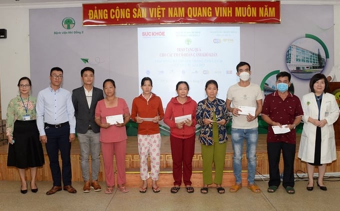 Nhà báo Nguyễn Thành Luân, BS.CKII Lê Thị Minh Hồng và ông Bùi Văn Phúc trao tặng viện phí cho các bé có hoàn cảnh khó khăn 