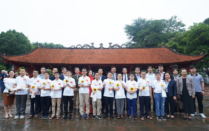 Lãnh đạo Sở Giáo dục và Đào tạo Hà Nội cùng đội tuyển học sinh tham dự kỳ thi Olympic toán và khoa học quốc tế năm 2022. Ảnh: HNM