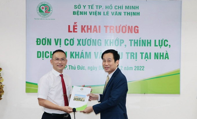 BSCKII Trần Văn Khanh - Giám đốc bệnh viện trao quyết định thành lập đơn vị Cơ xương khớp