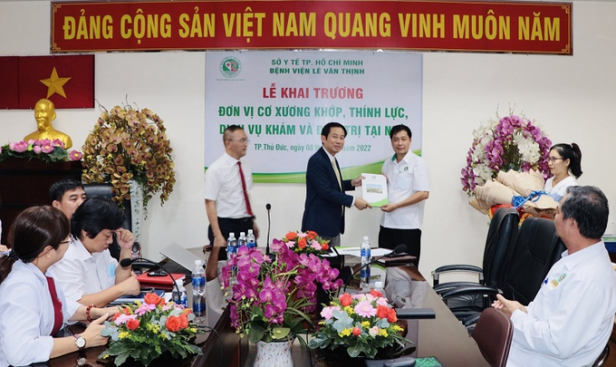 BSCKII Trần Văn Khanh - Giám đốc bệnh viện trao quyết định thành lập đơn vị khám và điều trị tại nhà