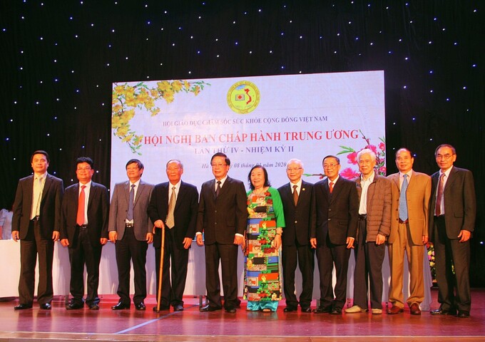 Đồng chí Vũ Oanh - Cán bộ Lão thành cách mạng, nguyên Ủy viên Bộ Chính trị, nguyên Chủ tịch Hội GDCSSKCĐ Việt Nam tại Hội nghị Ban Chấp hành Trung ương lần thứ IV - nhiệm kỳ II